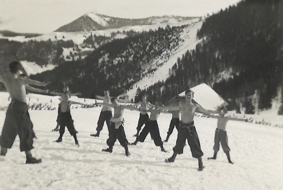 Illegale Winterlager 1936/37   „Hart gegen sich selbst“: Turnen im Freien bei -15 Grad Celsius (Ort unbekannt) (Foto: Stadtarchiv Salzburg, PA 1231,04 Nachlass Walter Leitner)