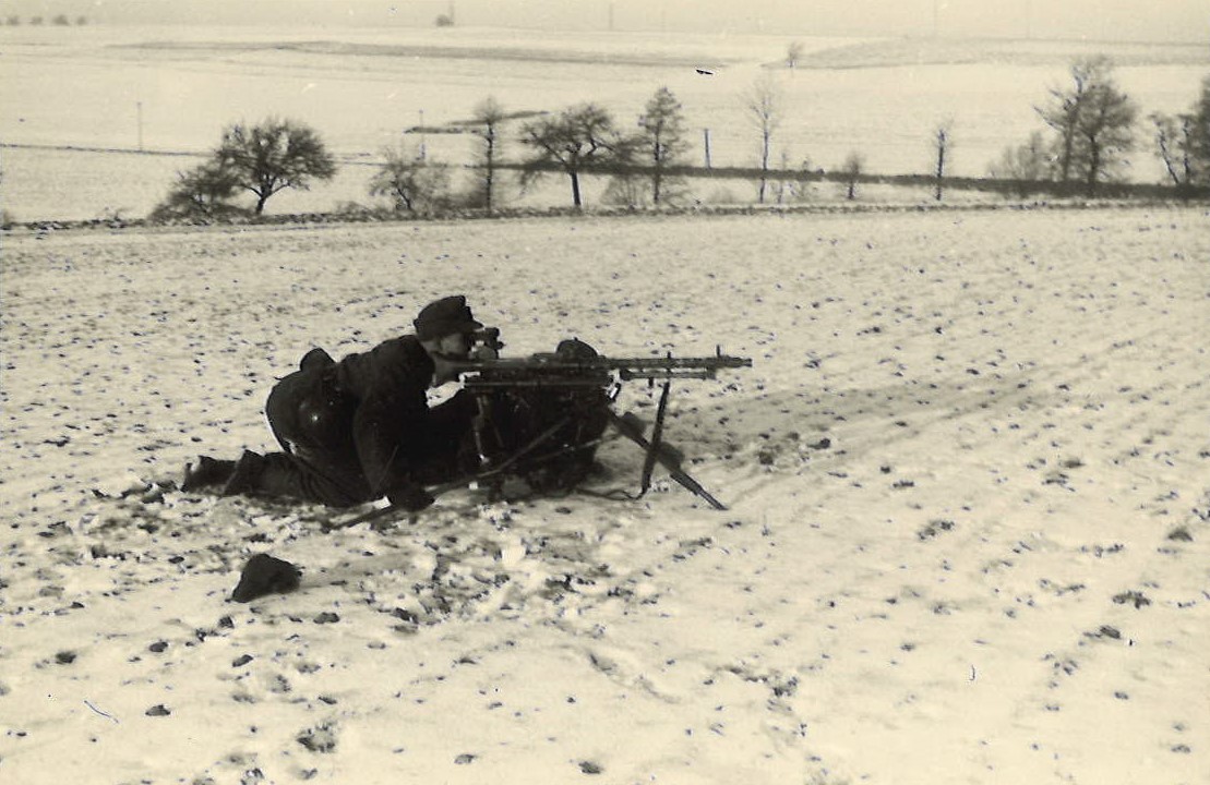 Weinberge an der Mosel November 1939: Vom Kriegsspiel zum Krieg: Schießübungen auf dem Feld (Foto: Stadtarchiv Salzburg, PA 1231,02 Nachlass Walter Leitner)