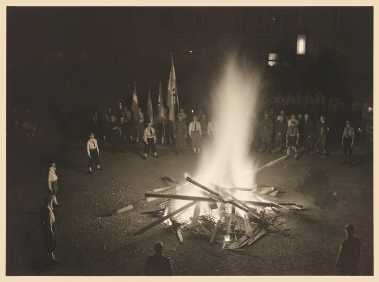Residenzplatz Salzburg 1938: Flammen zur Feier des „Anschlusses“ Österreichs an das Deutsche Reich: Verbrennung von Grenzbalken des Walserberges (Foto: Salzburger Landesarchiv, Fotos, A/006064)