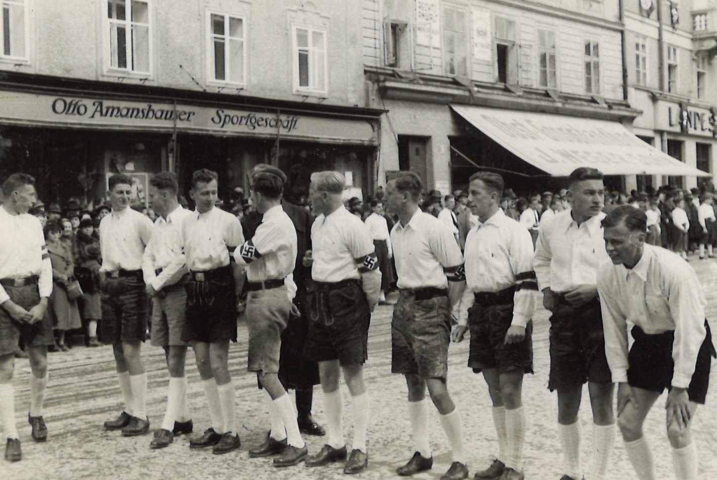 Residenzplatz Salzburg April 1938   „Jugendführer“ unter sich: „Reichsjugendführer“ Baldur von Schirach tritt nach dem „Anschluss“ vor die Anführer der Salzburger Hitlerjugend (Foto: Stadtarchiv Salzburg, PA 1231,04 Nachlass Walter Leitner)