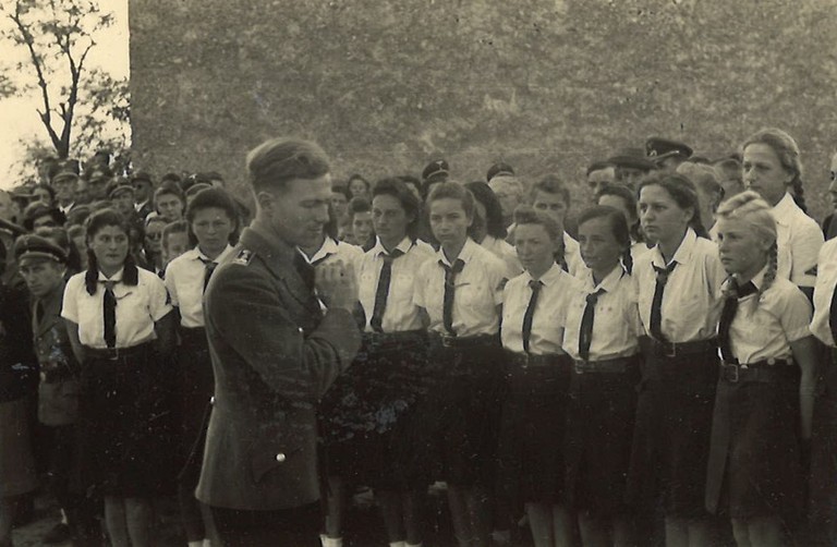 Richterhöhe Salzburg 21. Mai 1943: Der HJ-Komponist Cesar Bresgen dirigiert im Rahmen der Morgenfeier (Foto: Stadtarchiv Salzburg, PA 1231,02 Nachlass Walter Leitner)