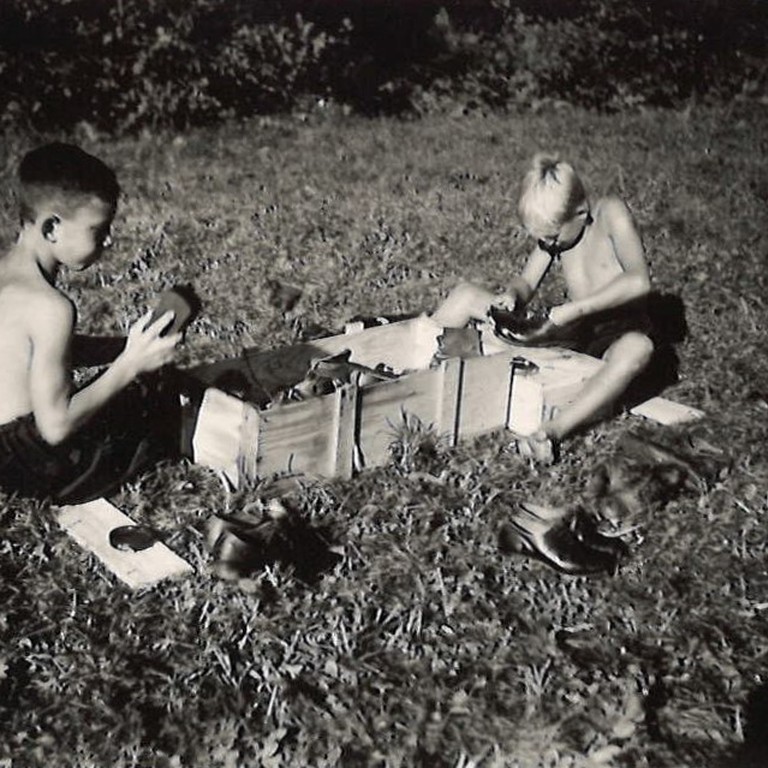 Jungvolk-Zeltlager Seekirchen 1938: Sauberkeit, Ordnung, Disziplin: Schuheputzen im Lager (Foto: Stadtarchiv Salzburg, PA 1231,04 Nachlass Walter Leitner)