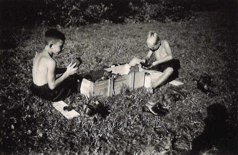Jungvolk-Zeltlager Seekirchen 1938: Sauberkeit, Ordnung, Disziplin: Schuheputzen im Lager (Foto: Stadtarchiv Salzburg, PA 1231,04 Nachlass Walter Leitner)