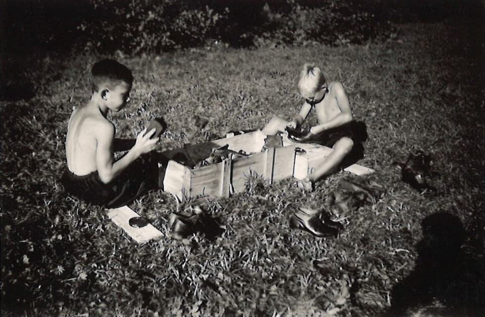 Jungvolk-Zeltlager Seekirchen 1938: Sauberkeit, Ordnung, Disziplin: Schuheputzen im Lager (Foto: Stadtarchiv Salzburg, PA 1231,04 Nachlass Walter Leitner)