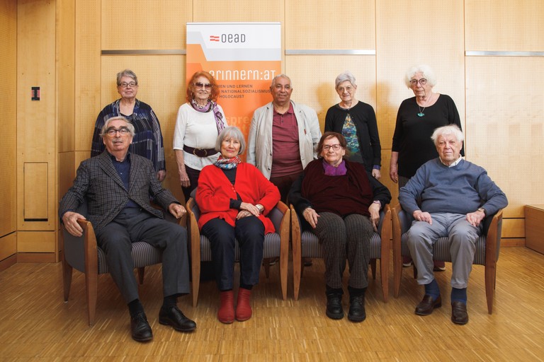 Ein Teil der aktiven Zeitzeuginnen- und Zeitzeugen nimmt stets auf dem jährlichen Zeitzeuginnen- und Zeitzeugen-Seminar von ERINNERN:AT teil, auf dem Lehrkräfte sich mit dem Lernsetting Zeitzeugenspräch befassen und ReferentInnen im Zeitzeugenprogramm kennenlernen können (Fotocredit: OeAD/APA Fotoservice/Rastegar 2026). 