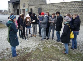 BesucherInnen setzen sich auf dem Rundgang mit Bild- und Textdokumenten auseinander