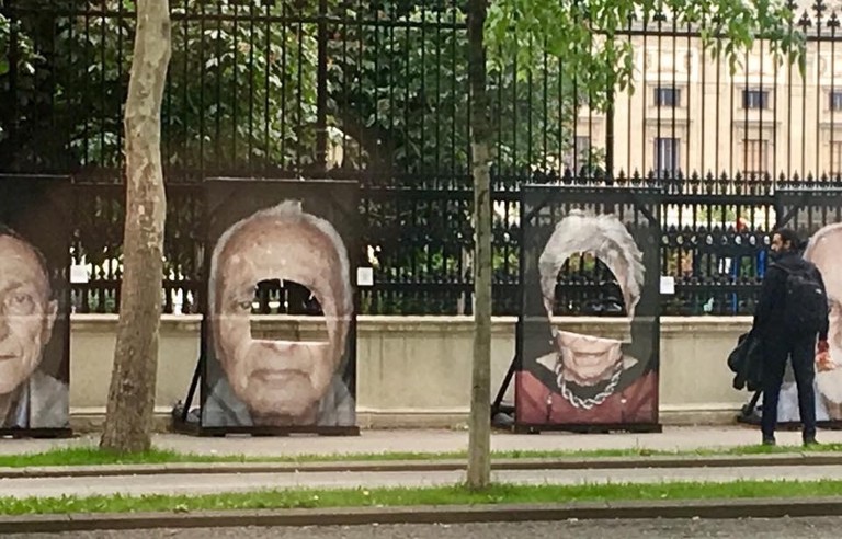 Bereits zum dritten Mal wurden Portraitfotos von Verfolgten des Nationalsozialismus der Ausstellung „Gegen das Vergessen“ beschädigt.