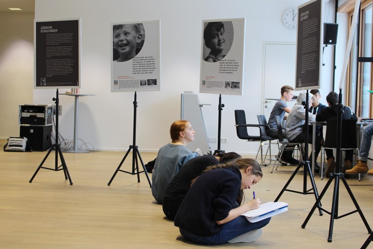 Die Ausstellung in einer Innsbrucker Schule. 