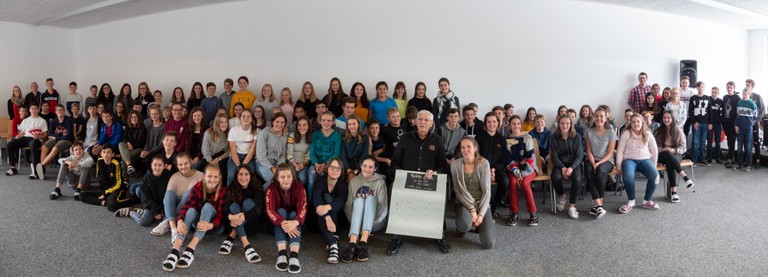 Herbert Traube mit den SchülerInnen der Mittelschule Thüringen. (Foto: Stephanie Dockal)