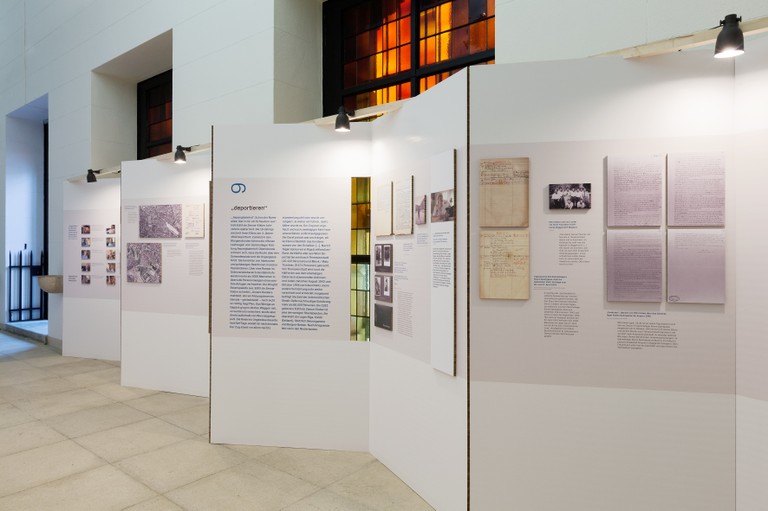 _erinnern.at_ bietet zweistündige Ausstellungsrundgänge für SchülerInnen an.