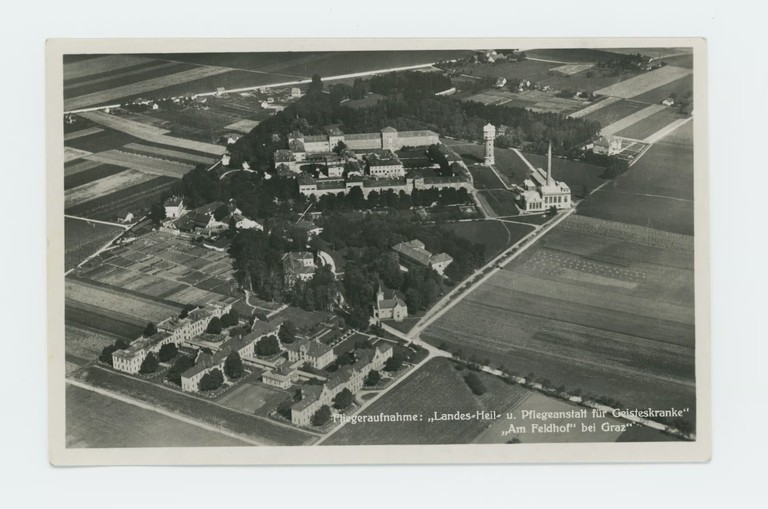 ABB20A_G-XVI-36-Luftbild-des-Feldhofs-V.avif