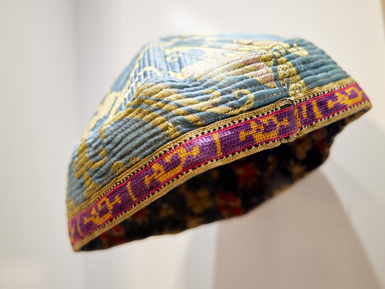 Im Rahmen der Ausstellung „Tacheles reden" kommen auch junge Menschen jüdischen Glaubens zu Wort. In Videos erzählen sie anhand von Gegenständen - wie einer besonderen Kippa, einer Esther-Rolle oder eine Seder-Platte, über ihr jüdisches Leben. Foto: Ausstellungsobjekt Kippa, © Parlamentsdirektion/ Thomas Topf, Bild ID: 20124955