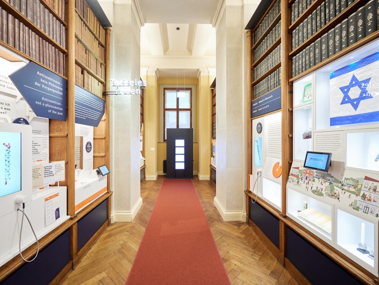 Blick in den Bibliotheksgang mit Ausstellungsobjekten, © Parlamentsdirektion/ Thomas Topf Bild ID: 20124958