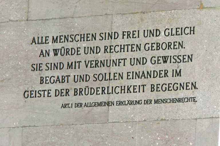 Artikel 1 der Allgemeinen Erklärung der Menschenrechte am Wiener Parlament (Wiki commons)