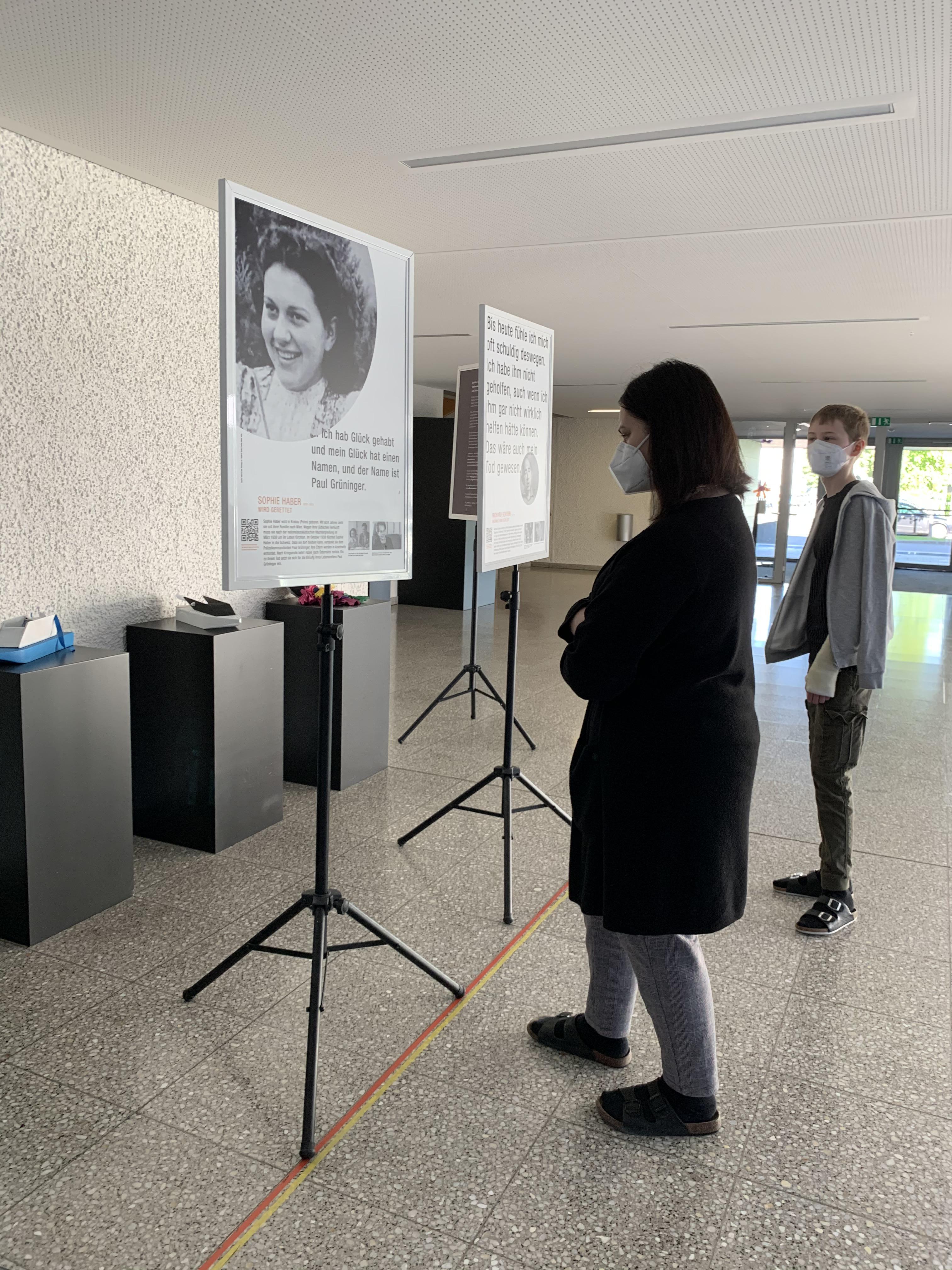 Die Tafel zur Biographie von Sophie Haber berichtet über Ihre Flucht in die Schweiz. In diesem Zusammenhang spricht sie über Hohenems und den St. Galler Polizeihauptmann Paul Grüninger, der sich seinen Befehlen verweigerte und damit Leben rettete. (Quelle: Nergiz Köz)