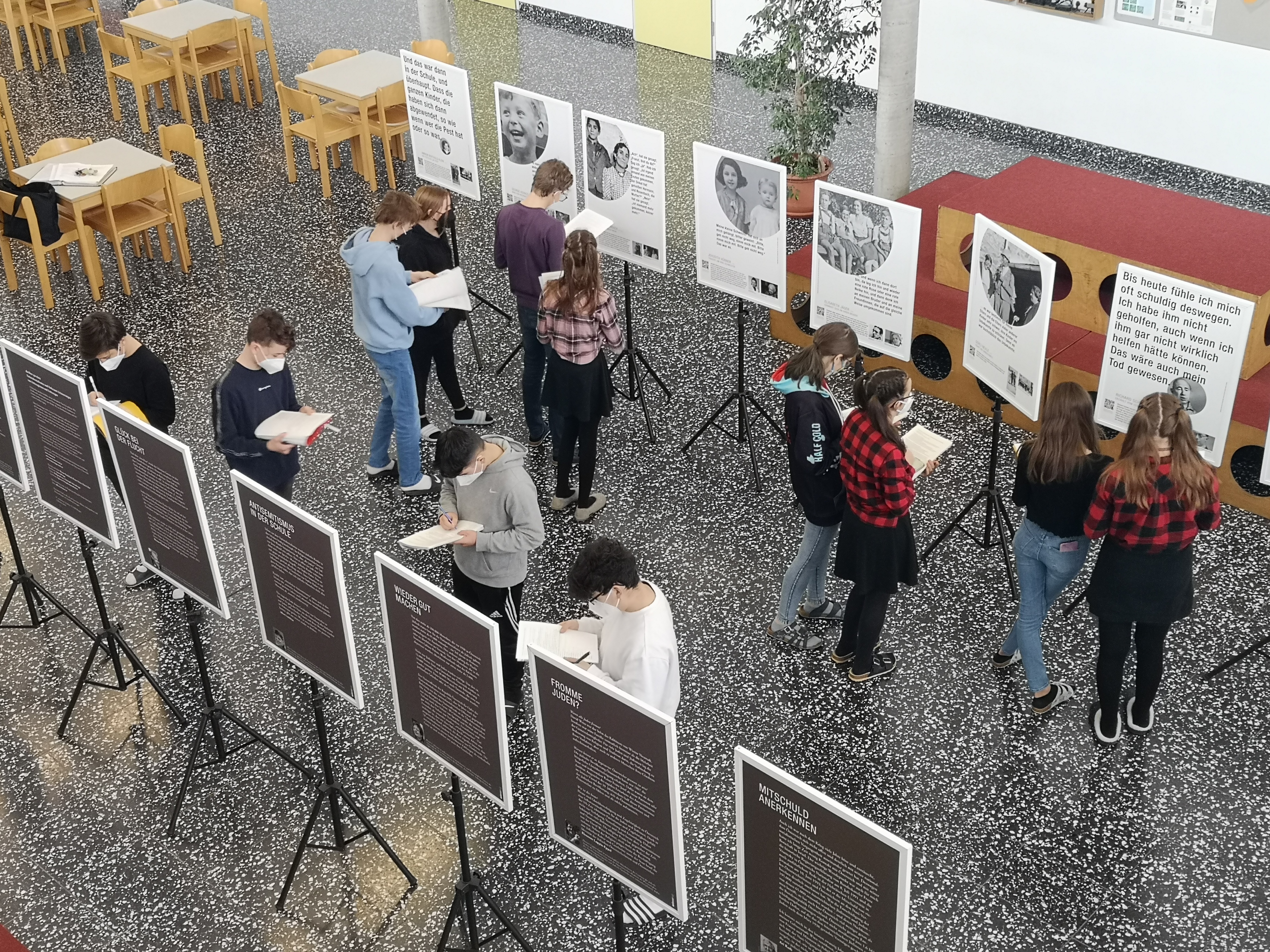SchülerInnen des BG Lustenau bei der Arbeit mit der Ausstellung. (Quelle: Ulrike Studer)
