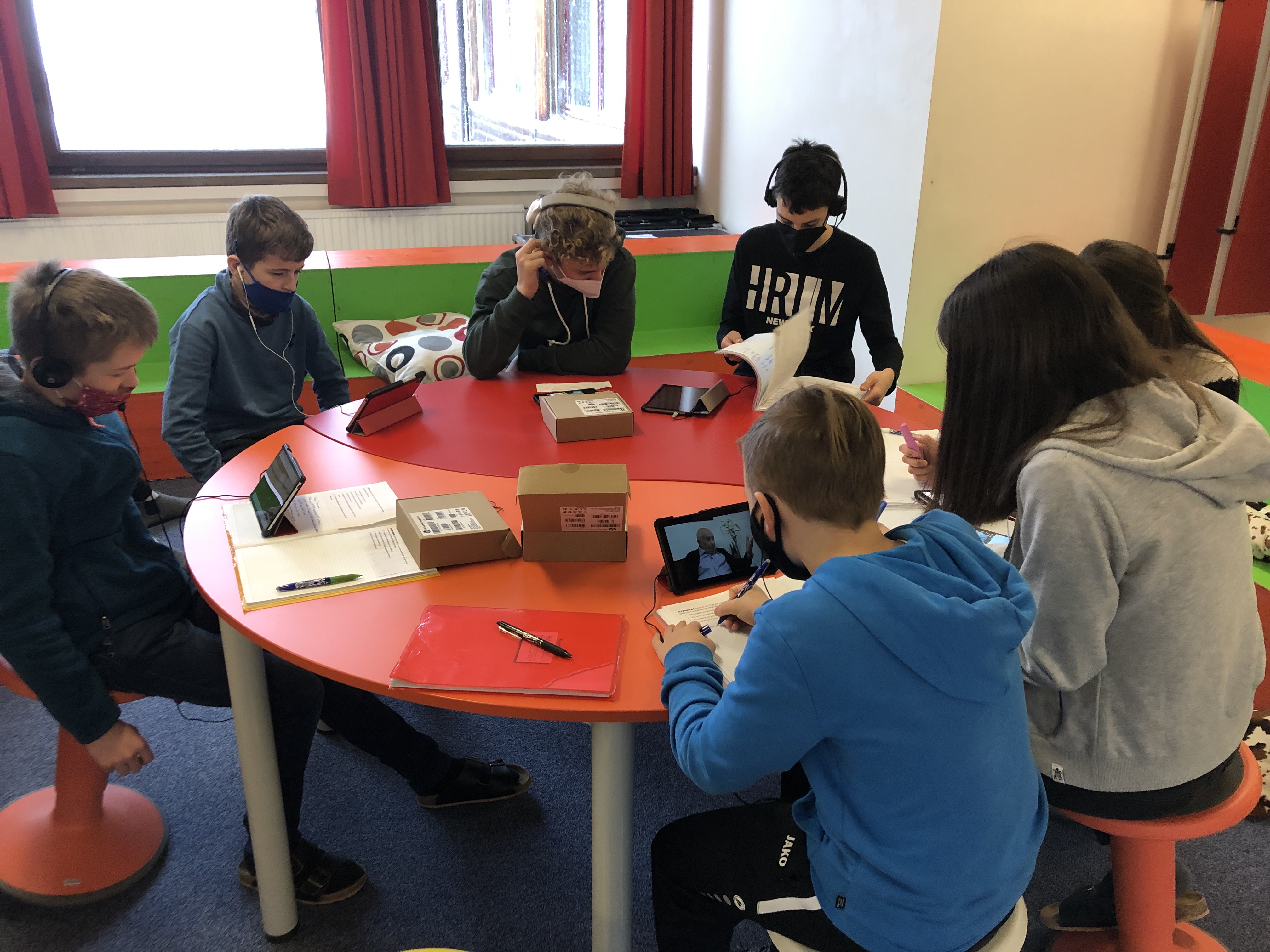 An der Mittelschule Au verwenden SchülerInnen digitale Endgeräte zur Arbeit mit den Videointerviews der Ausstellung. (Quelle: Elisa Feuerstein)