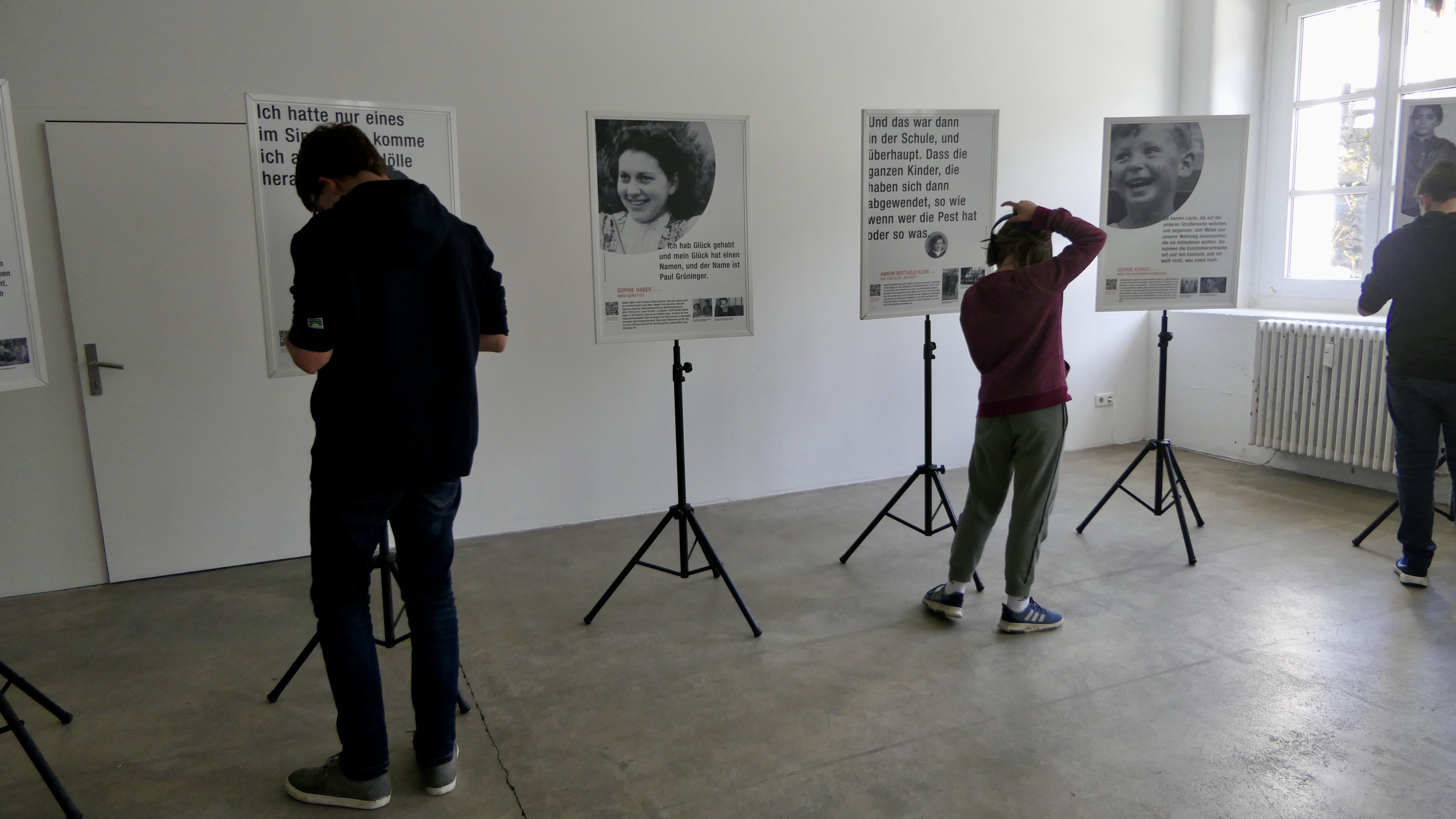 Schüler der Mittelschule Schruns-Dorf betrachten mit Smartphones die Interviews der Ausstellung. (Quelle: Daniela Vogt-Marent)