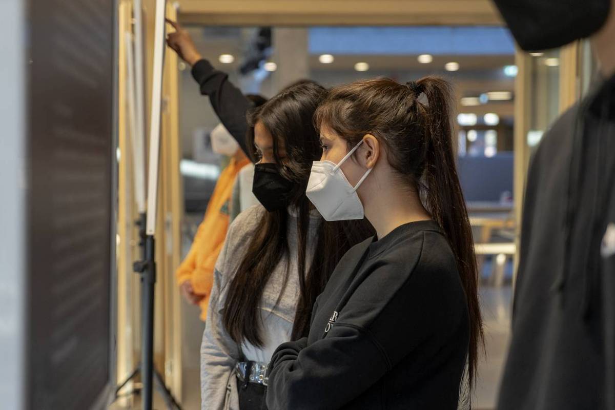 SchüierInnen der Mittelschule Bregenz-Schendlingen bei der Arbeit mit den Biographien der Ausstellung. (Quelle: Mittelschule Bregenz-Schendlingen)