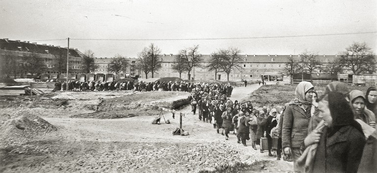 Zwangsarbeiterinnen der Hermann Göring Werke auf dem Weg ins Wohnlager 44 in Niedernhart