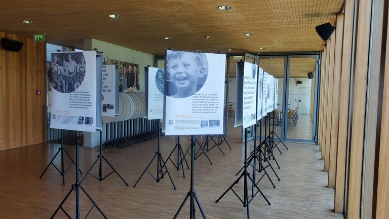 Aufbau der Ausstellung im Festsaal der Mittelschule Bregenz-Rieden. (Quelle: Marco Hörburger)