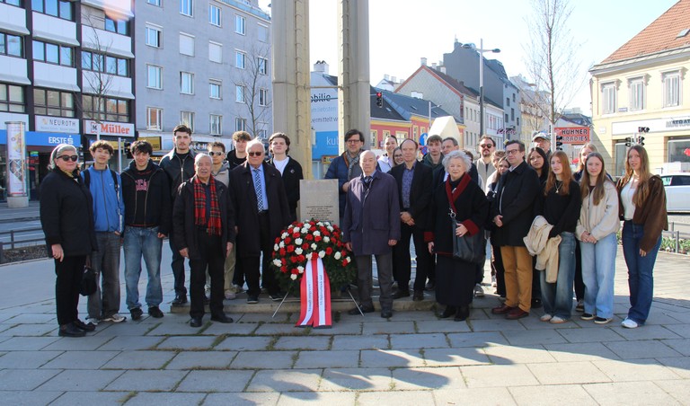 Nach der Kranzniederlegung beim Denkmal und den Gedenktafeln, die an die Opfer des 8. Mai 1945 erinnern (c) Bezirksvorstehung Floridsdorf