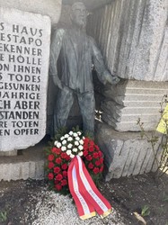 Kranzniederlegung am Morzinplatz (c) Antonia Winsauer, ERINNERN:AT Wien