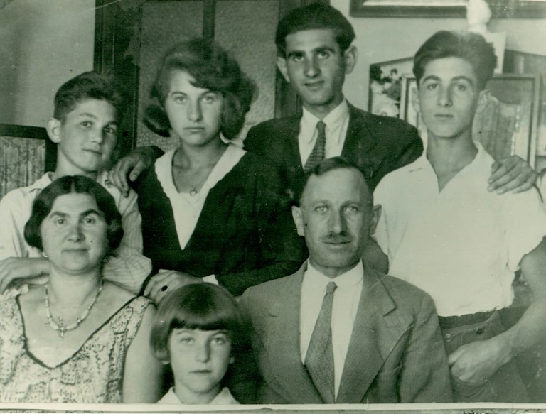 Jagoda-Family-Graz-about-1930-2048x1556.avif